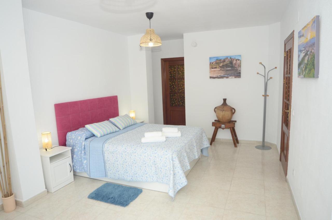 Habitacion Grande Con Terraza Privada, Malaga Centro Bagian luar foto